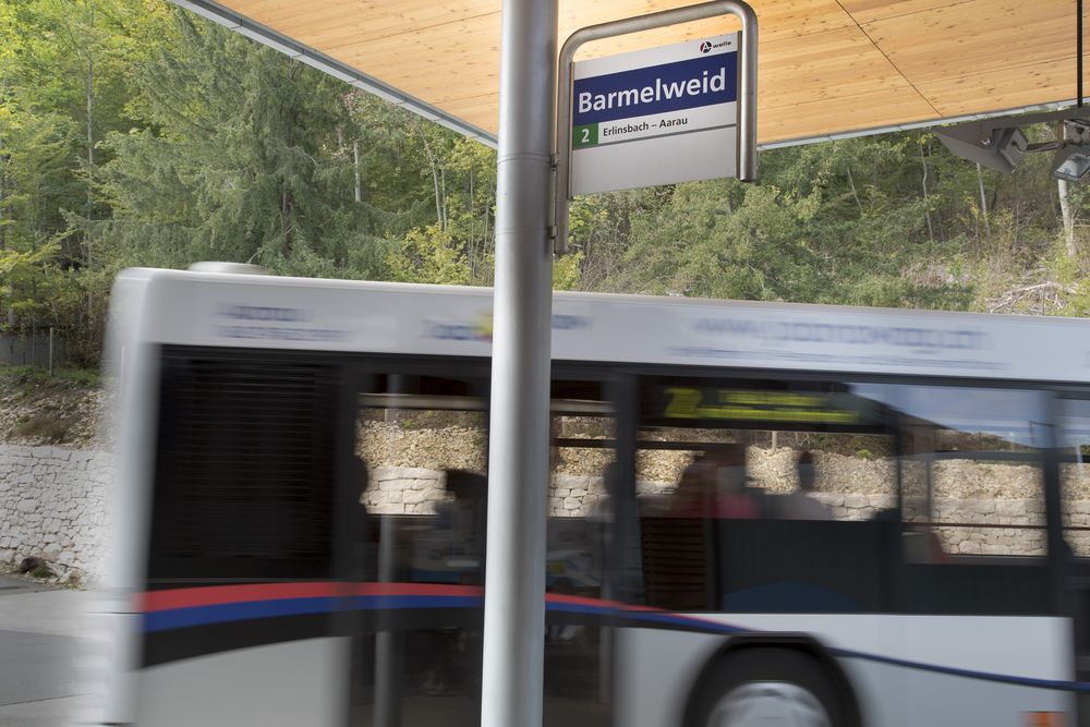 Bushaltestelle Barmelweid mit Bus