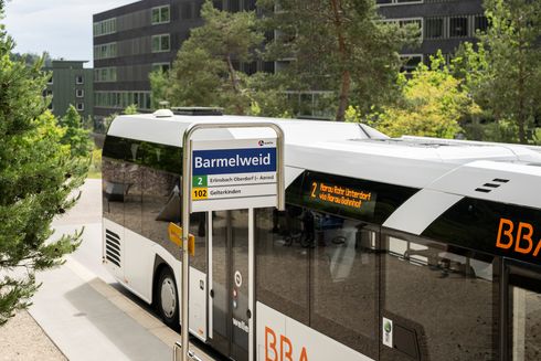 Bushaltestelle Barmelweid mit Bus
